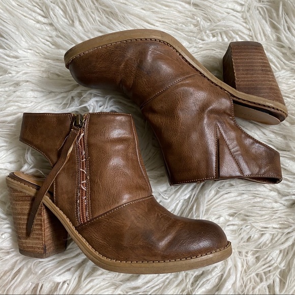 nine west zaayer heeled bootie